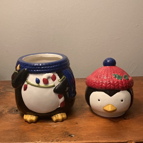 NWT- Adorable Hand Painted Holiday Penguin Ceramic Cookie Jar Decoration - Picture 15 of 17
